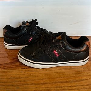 Levis size 2 shoe